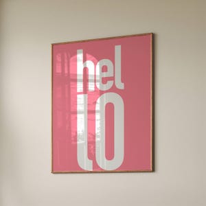 Puede incluir: Un póster rosa enmarcado con la palabra "hello" en texto blanco.
