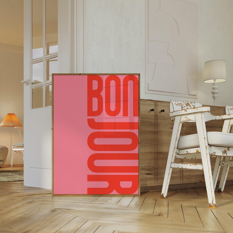 Pode incluir: Um cartaz rosa e vermelho com o texto "BONJOUR" em letras grandes, em negrito e vermelhas.