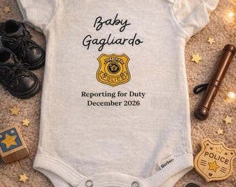 Body da neonato "Poliziotto" / Body personalizzato "Pronti al servizio" / Annuncio di gravidanza per una poliziotta / Regalo per la famiglia di un neonato poliziotto
