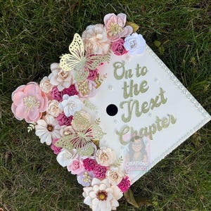 Adorno floral para birrete de graduación con mariposas 3D: "A por el siguiente capítulo" / Decoración personalizada para birrete de graduación para ella