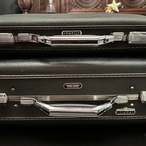 Ambassador briefcase Flap and clasp closure, one handl…