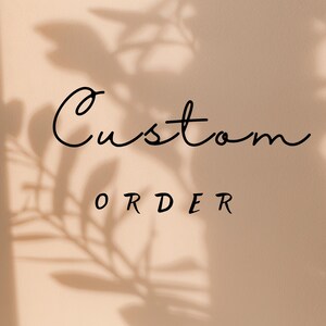 Puede incluir: Un fondo beige claro con la sombra de una planta. El texto "Custom Order" est&aacute; escrito en cursiva negra.