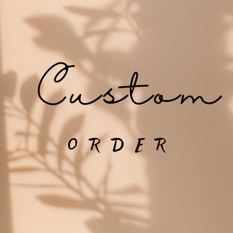 Puede incluir: Un fondo beige claro con la sombra de una planta. El texto "Custom Order" est&aacute; escrito en cursiva negra.