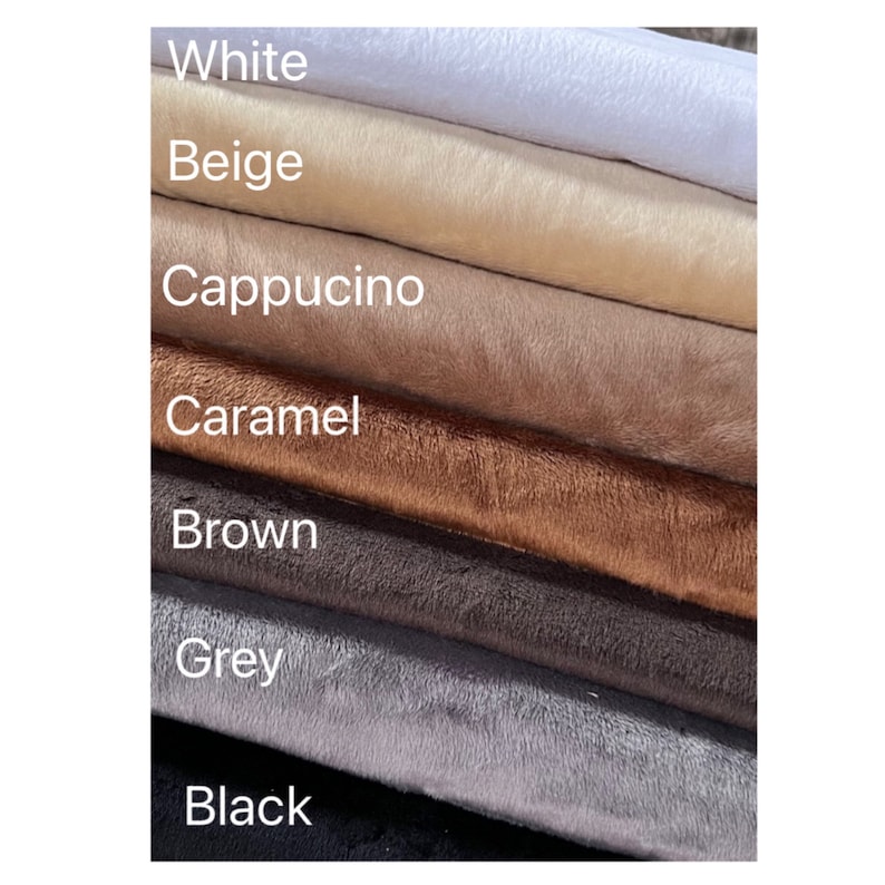 Puede incluir: Primer plano de muestras de tela en varios colores, incluyendo blanco, beige, capuchino, caramelo, marr&oacute;n, gris y negro. Cada muestra est&aacute; etiquetada con su nombre de color correspondiente en texto blanco. Las telas parecen suaves y afelpadas.