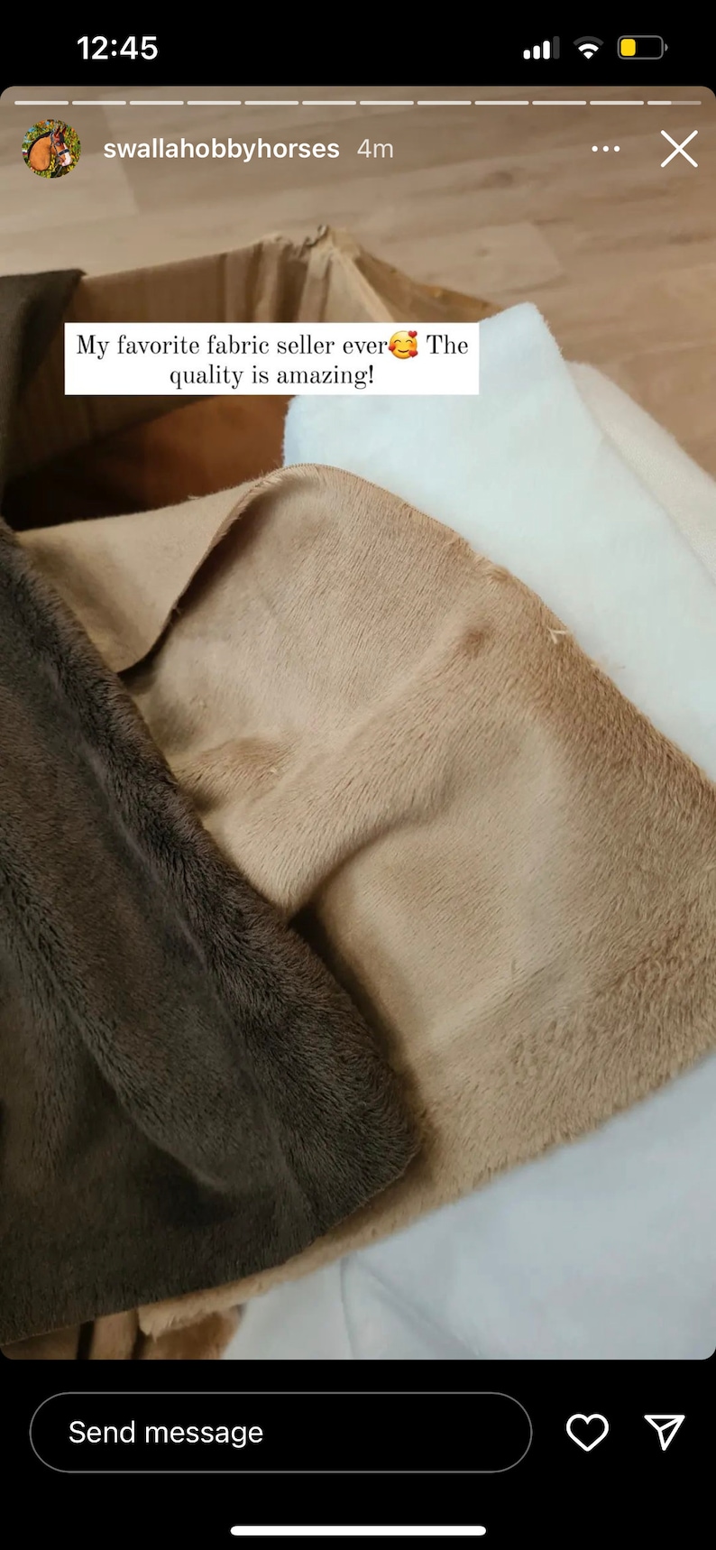 Puede incluir: Primer plano de tres muestras de tela de felpa en tonos marr&oacute;n y blanco. Las telas tienen una textura suave y peluda. El texto de la imagen dice: "&iexcl;Mi vendedor de telas favorito! &iexcl;La calidad es incre&iacute;ble!"