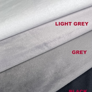Puede incluir: Primer plano de muestras de tela en blanco, gris claro, gris y negro. El texto "WHITE", "LIGHT GREY", "GREY" y "BLACK" se muestra en la imagen. Las telas parecen suaves y texturizadas.