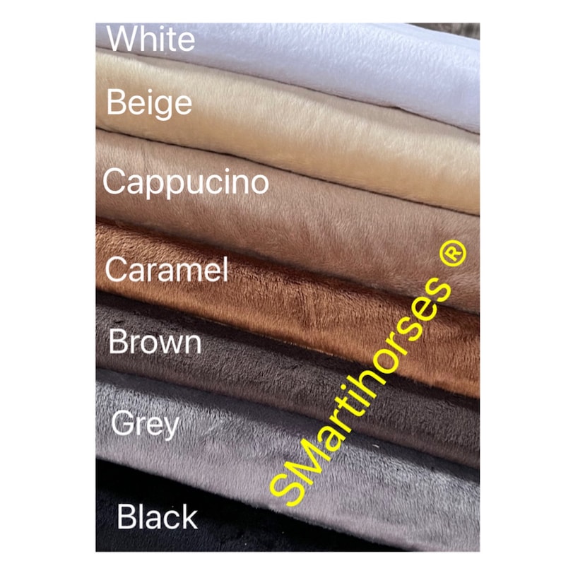 Puede incluir: Una selecci&oacute;n de muestras de tela de felpa en varios colores, incluyendo blanco, beige, capuchino, caramelo, marr&oacute;n, gris y negro. La tela tiene un aspecto suave y texturizado. El nombre "SMartihorses" es visible en la esquina inferior derecha.