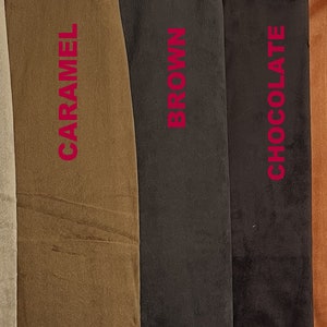 Op de afbeelding: Stofstalen in verschillende kleuren, waaronder latte, beige, cappuccino, caramel, bruin, chocolade, gember-vos, wit, lichtgrijs, grijs en zwart.