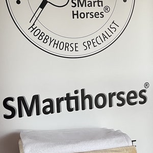 Puede incluir: Una pila de telas de felpa en varios colores, incluyendo blanco, beige, marr&oacute;n, gris y negro. La imagen presenta el texto "SMarti Horses" y "Hobbyhorse Specialist."