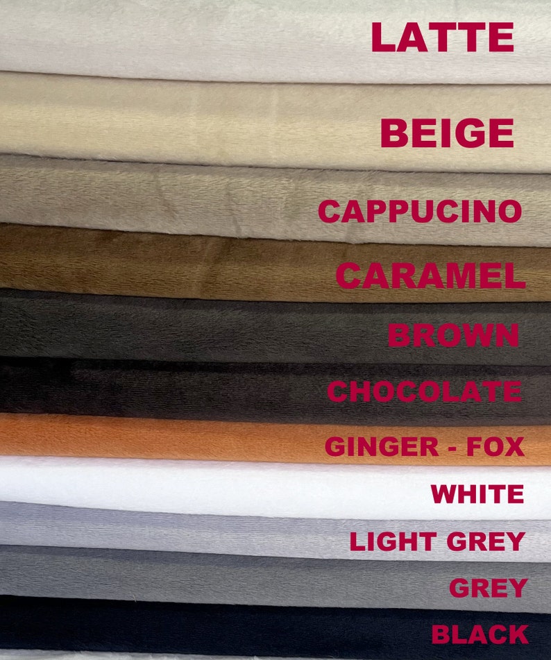 Op de afbeelding: Een stapel stofstalen in verschillende tinten bruin, beige, grijs en wit. De stalen zijn gelabeld met de volgende kleuren: Latte, Beige, Cappuccino, Caramel, Bruin, Chocolade, Ginger - Fox, Wit, Lichtgrijs, Grijs en Zwart.