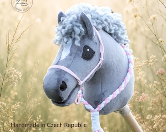 POTRO - Caballo de juguete DARTMOOR, poni, caballo en palo, caballo gris, juguete esponjoso, juego al aire libre, juguete para juegos de rol, crin esponjosa, establo