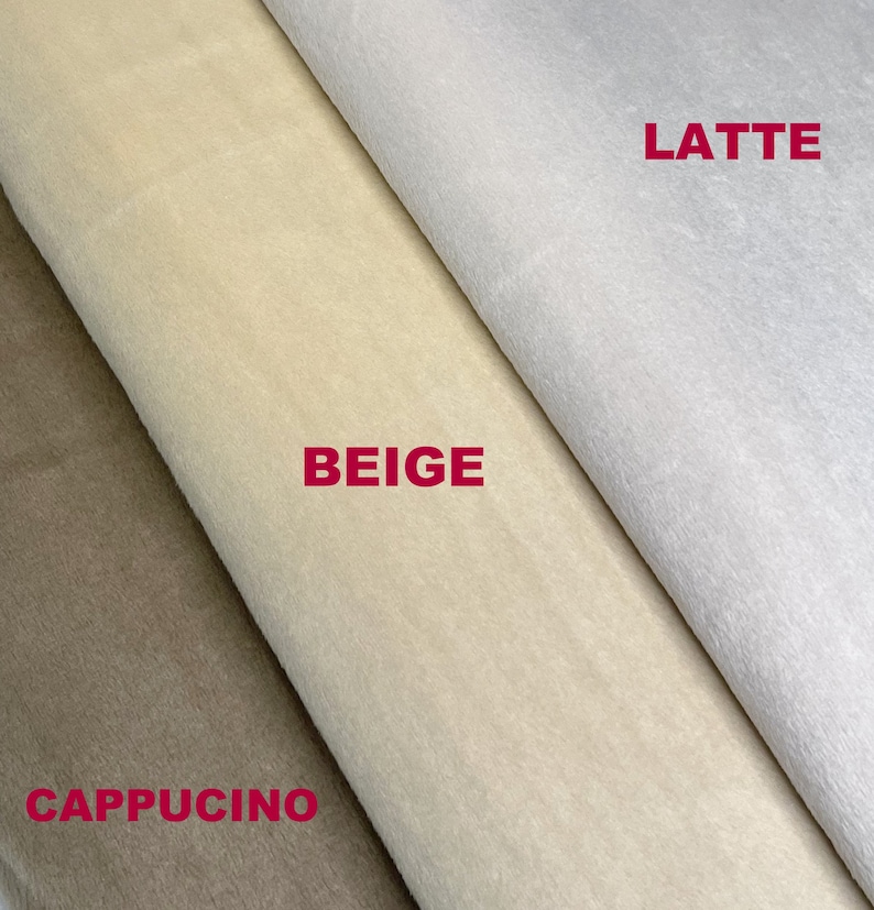 Puede incluir: Primer plano de tres muestras de tela en tonos beige, latte y capuchino. La palabra "BEIGE" est&aacute; impresa en rojo en la muestra central. La tela parece suave y afelpada, con un ligero brillo.