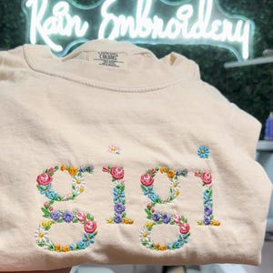 Geborduurd T-shirt met bloemen / Mama / Oma / Abuela / Gepersonaliseerde Moederdagcadeaus / Geborduurde cadeaus / Bloemen alfabetborduurwerk