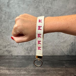 Llavero de muñeca con lazo rosa / Llavero con lazo bordado / Llavero con lazo bordado coqueto / Pulsera con lazo rosa
