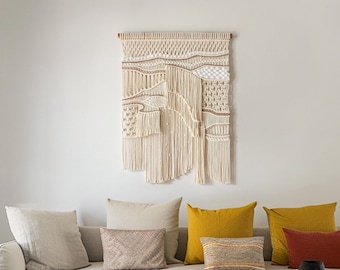 Sztuka makramy w sypialni w stylu boho, dekoracja ścienna z makramy, naturalny gobelin ścienny, abstrakcyjna dekoracja boho, minimalistyczny wystrój domu
