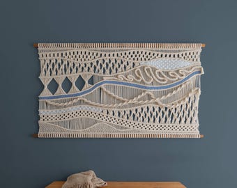 Tapiz de pared ancho de macramé, decoración costera, tapiz abstracto azul y blanco, diseño de río con arte de fibra grande, decoración de casa de playa