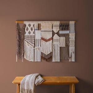 Arazzo da parete in macramè color terra, decorazione boho color ruggine e marrone, grande opera d'arte in fibra testurizzata, arazzo moderno astratto intrecciato, terracotta