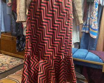 Randig afrikansk kjol i vintage-silke och satin | Storlek XL | Röd- och svart geometriskt mönster