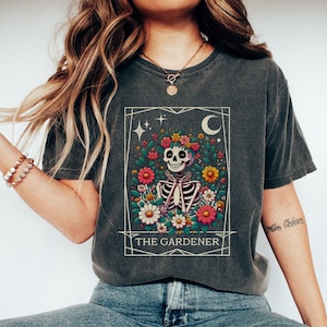 Chemise couleurs confort squelette floral jardinier, t-shirt amateur de plantes botaniques nature tête de mort, t-shirt dame plante, cadeau carte de tarot jardinier maman