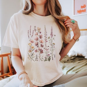 Retro Wildflowers Boxy Crop Tee, Pressed Flowers Shirt, Cottagecore Botanical Nature T-Shirt, Boho Floral Summer Top, Garden Lover Gift