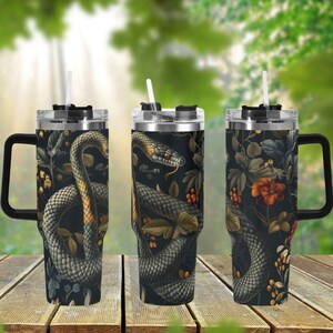 Gobelet isotherme en acier inoxydable de 1,2 L (40 oz) à motif serpent gothique floral, avec couvercle à poignée et paille. Idéal pour les amoureux des serpents, ce gobelet de voyage est un cadeau esthétique.
