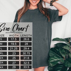 Puede incluir: Tabla de tallas para una camiseta con medidas en pulgadas. La tabla muestra el ancho y la longitud de la camiseta en las tallas S, M, L, XL, 2X, 3X y 4X.
