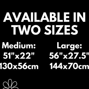 Może przedstawiać: Czarne tło z białym tekstem m&oacute;wiącym "DOSTĘPNE W DW&Oacute;CH ROZMIARACH". Średni rozmiar to 130x56cm, a duży to 144x70cm. Ozdobne elementy kwiatowe w rogach.