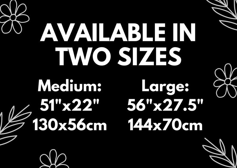 Może przedstawiać: Czarne tło z białym tekstem m&oacute;wiącym "DOSTĘPNE W DW&Oacute;CH ROZMIARACH". Średni rozmiar to 130x56cm, a duży to 144x70cm. Ozdobne elementy kwiatowe w rogach.