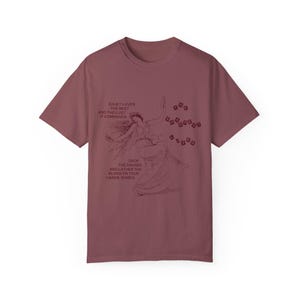 Könnte beinhalten: Ein weinrotes T-Shirt mit einer Grafik einer Frau und Text aus Romeo und Julia. Der Text enthält Sätze wie "Juliet liebt den Beat" und "Lass den Dolch fallen und wasche das Blut an deinen Händen, Romeo."