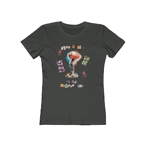 Könnte beinhalten: Dunkelgrünes Damen-T-Shirt mit einem grafischen Druck einer Pilzwolke mit dem Text "Blow a kiss at the middle of the night".