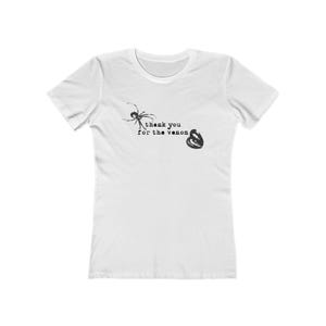 Könnte beinhalten: Weißes T-Shirt mit Rundhalsausschnitt. Es zeigt eine schwarze Spinnengrafik mit dem Text "thank you for the venom" und ein herzförmiges Design.