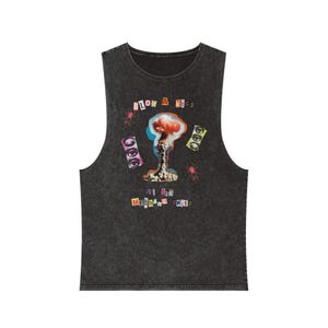 Könnte beinhalten: Schwarzes ärmelloses Tanktop mit einem grafischen Druck einer bunten Explosion und dem Text "Blow a Kiss at the Melting Skies".