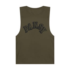 Könnte beinhalten: Olivgrünes Muskel-Tanktop mit dem Wort "PANSY" in schwarzer, strukturierter, bogenförmiger Schrift auf der Brust. Das Tanktop hat ein ärmelloses Design und einen runden Halsausschnitt. Der Stoff scheint ein weiches, leichtes Material zu sein.