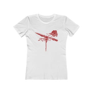Könnte beinhalten: Weißes Damen-T-Shirt mit einer roten Grafik einer Rose und eines Messers mit dem Text "can you steal my heart?"