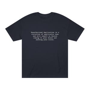 Könnte beinhalten: Marineblaues T-Shirt mit weißem Text: "Unbefugte Vervielfältigung ist ein Verstoß gegen geltendes Recht und führt dazu, dass Gerard zu Ihnen nach Hause kommt und Ihr Blut saugt."