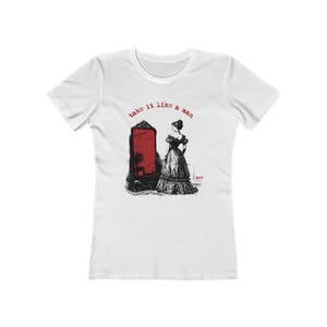 Könnte beinhalten: Weißes T-Shirt mit einer Schwarz-Weiß-Illustration einer Frau in einem langen Kleid und einem roten Spiegel. Der rote Text über dem Bild lautet "take it like a man".