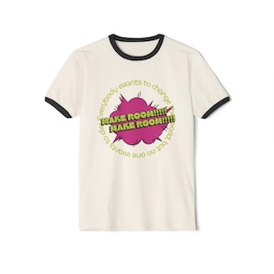 Könnte beinhalten: Weißes T-Shirt mit schwarzem Ringel und einem rosa Sprechblasen-Motiv, auf dem in grünen Buchstaben "MAKE ROOM!!!" steht. Der Text um die Sprechblase herum lautet "Everybody wants to change the world, but no one wants to do it different."