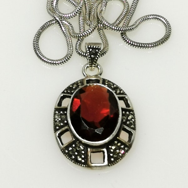 0252-Élégant pendentif en argent 925 avec pierre en pâte de verre rouge rubis et marcassite, avec chaîne serpent de 46 cm de long