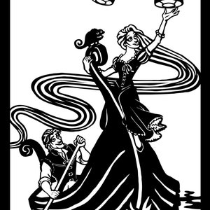 Puede incluir: Ilustración en blanco y negro de una mujer con el pelo largo flotando en un bote con un hombre remando. La mujer sostiene una linterna y un camaleón está en su pelo.