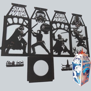Puede incluir: Un conjunto de cuatro linternas negras con temática de Star Wars con diseños recortados de Darth Vader, un Stormtrooper, Luke Skywalker y un caza TIE. Las linternas están hechas de madera y tienen un acabado negro. Las linternas se iluminan desde el interior, creando un brillo cálido. Las linternas están dispuestas en una fila, con el logotipo de Star Wars en la parte superior de cada linterna. Las linternas son perfectas para agregar un toque de magia de Star Wars a cualquier habitación.