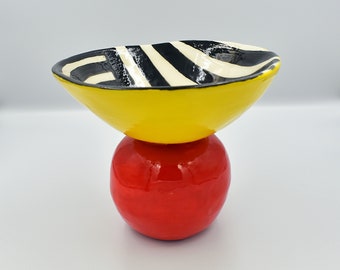 Giallo. Vaso in ceramica fatto a mano con dettagli in oro. Oggetto di design per interni. Strisce bianche e nere. Giallo. Rosso. Regalo ideale per lui/lei