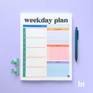 Könnte beinhalten: Ein weißer Wochenplan-Notizblock mit dem Text "weekday plan" in Schwarz. Der Notizblock hat Abschnitte für jeden Wochentag, Prioritäten, Aufgaben und Notizen. Ein türkisfarbener Stift und zwei mintgrüne Büroklammern sind ebenfalls vorhanden.
