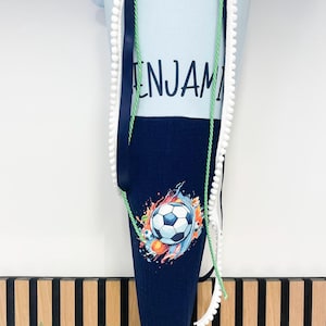 Cône scolaire / cornet à sucre pour la inscription scolaire dans les tons bleus avec motif football