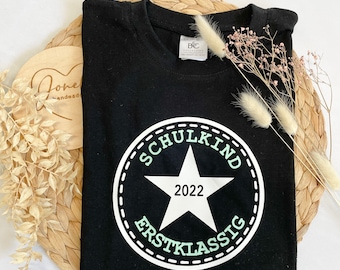 SCHULKIND Erstklässler Schulanfänger T-Shirt, Geschenk für Schulanfänger