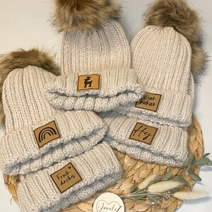 Kinder Mütze mit Bommel beige, Wintermütze personalisierbarer Patch aus Snappapp