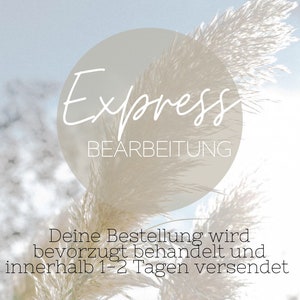 Könnte beinhalten: Ein beiger Kreis mit dem Text "Express Bearbeitung" in Weiß. Unter dem Kreis steht der Text "Deine Bestellung wird bevorzugt behandelt und innerhalb 1-2 Tagen versendet" in Weiß.