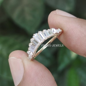 Baguette cut Moissanite wedding band/Curved wedding band/14k gold Unique Chevron Ring/Vintage Art deco stacking matching band/Promise Ring