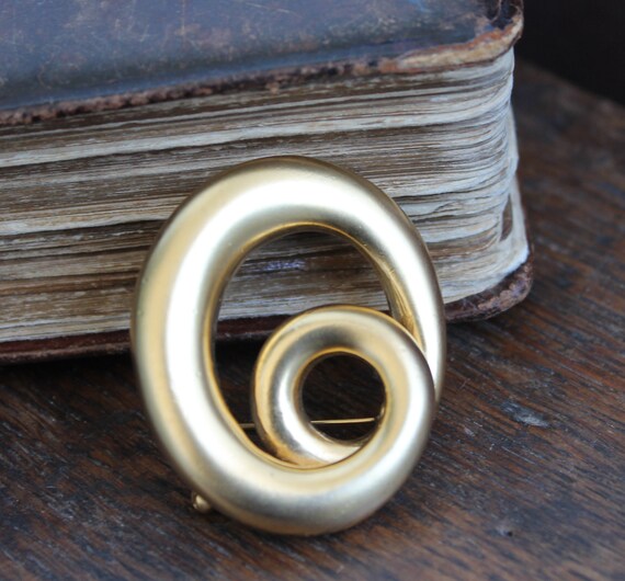 Vintage matte gold swirl brooch Initial brooch Letter O pin Olivia gifts Costume jewelry View 2