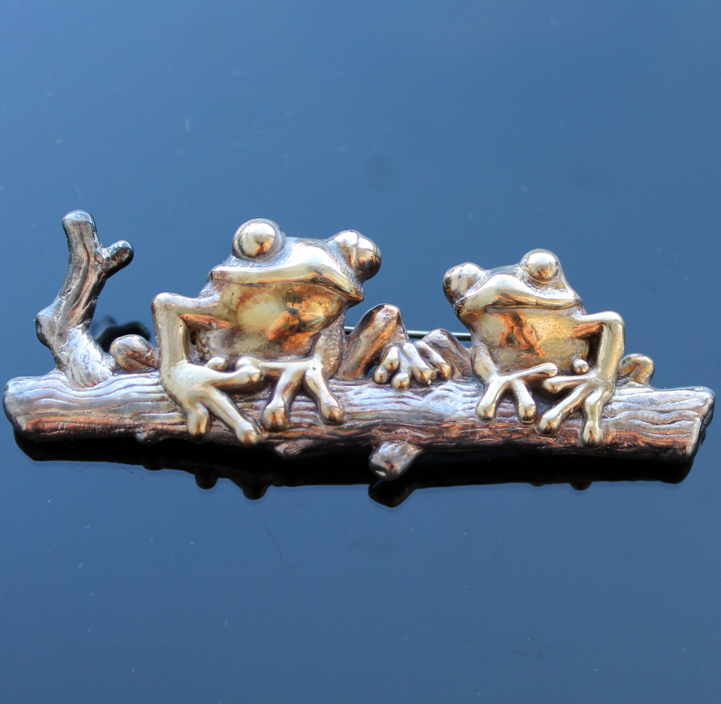 Two Frogs Brooch - Etsy