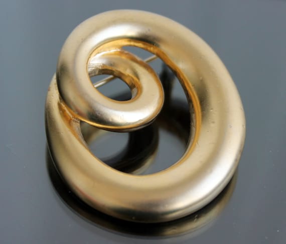 Vintage matte gold swirl brooch Initial brooch Letter O pin Olivia gifts Costume jewelry